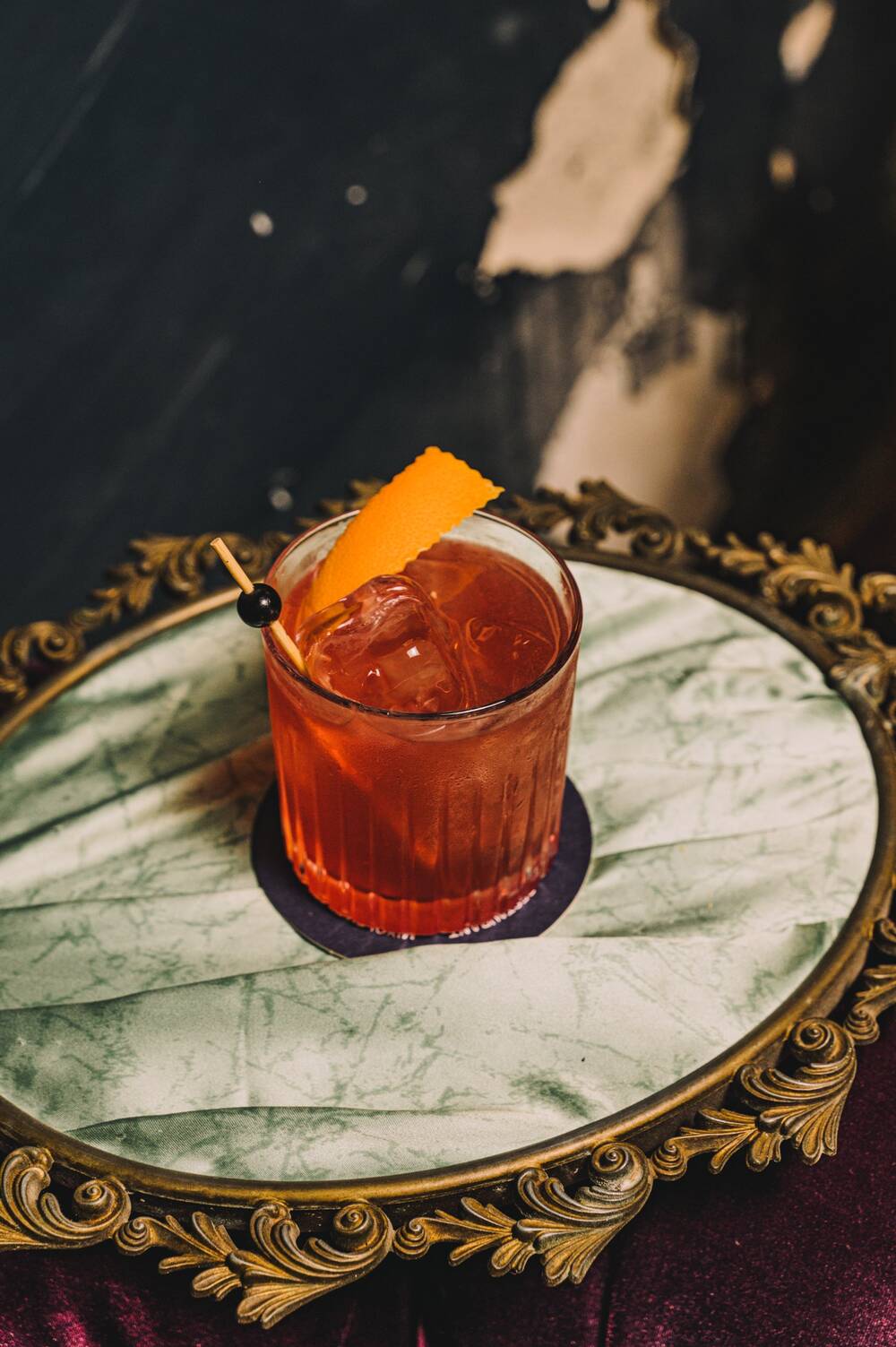 Cocktail del banco su vassoio dorato
