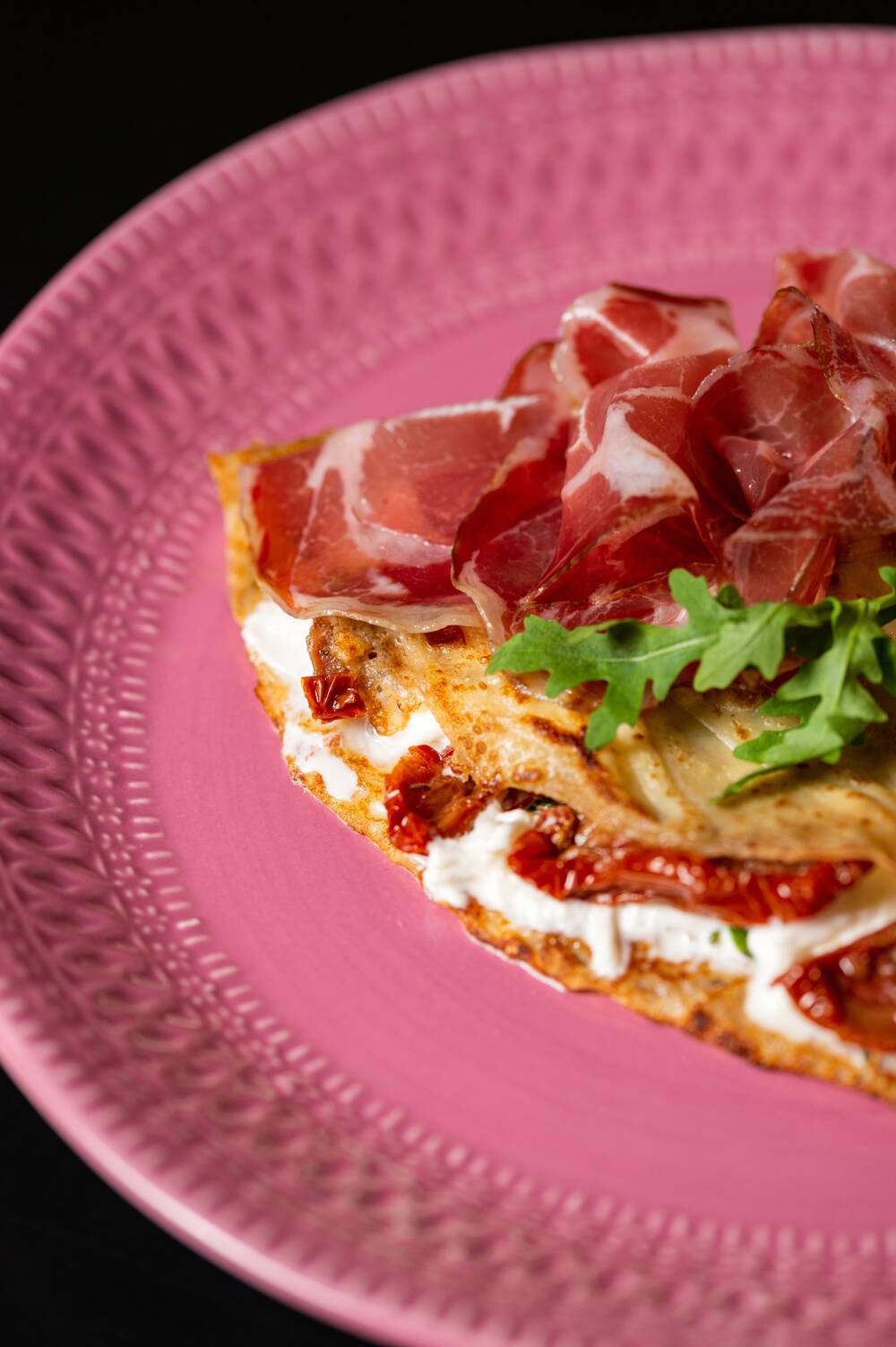 Crêpe al capocollo con stracciatella affumicata e rucola