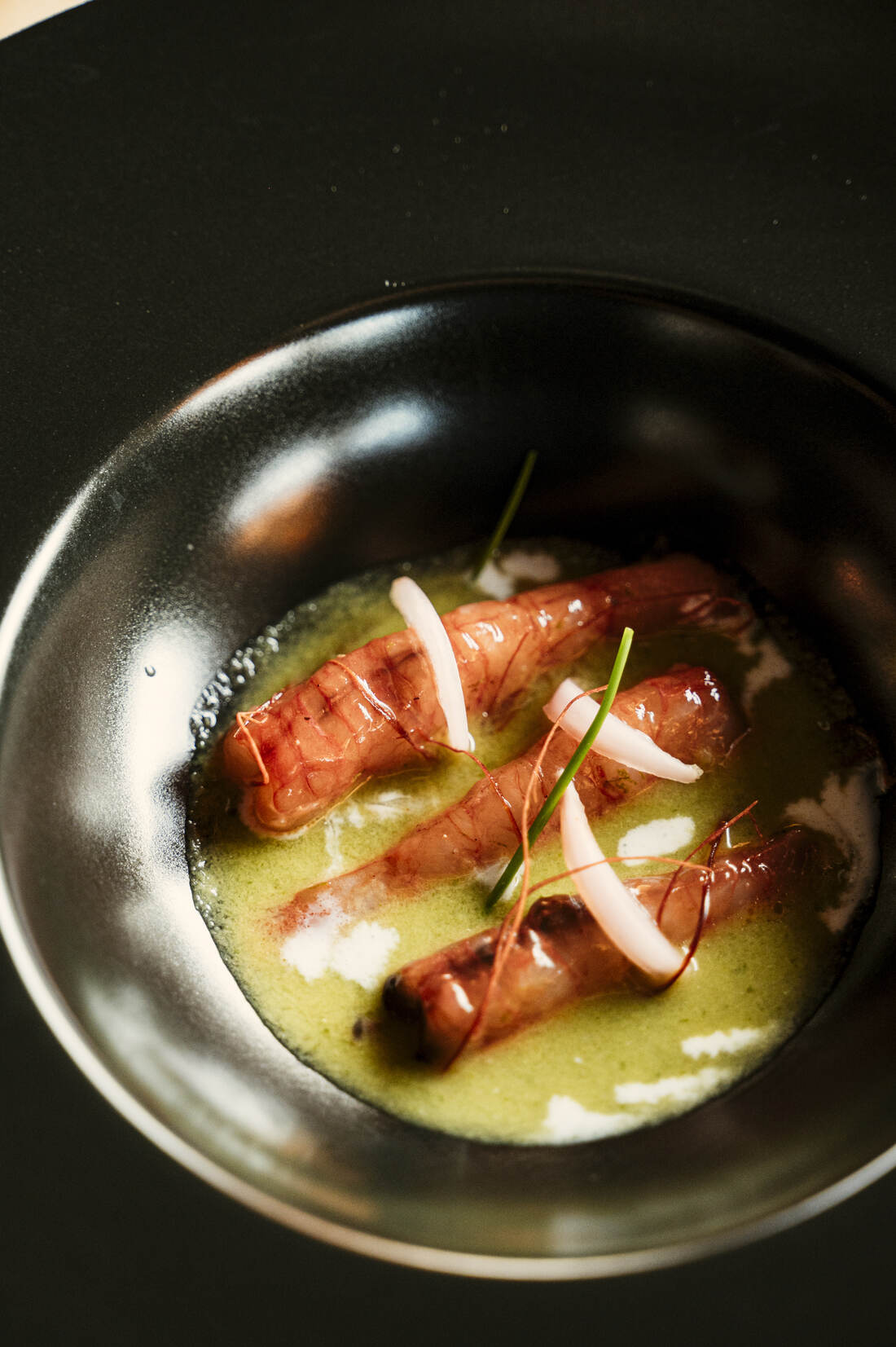Gambero rosso crudo con salsa alle erbe