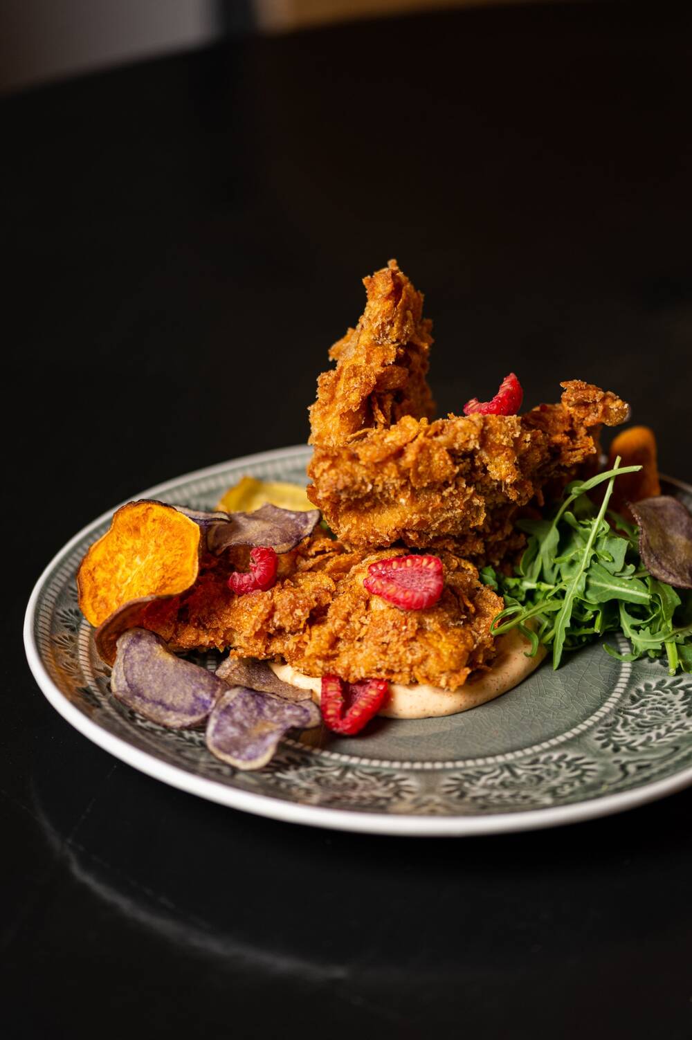 Polletto ruspante fritto con chips e frutti rossi